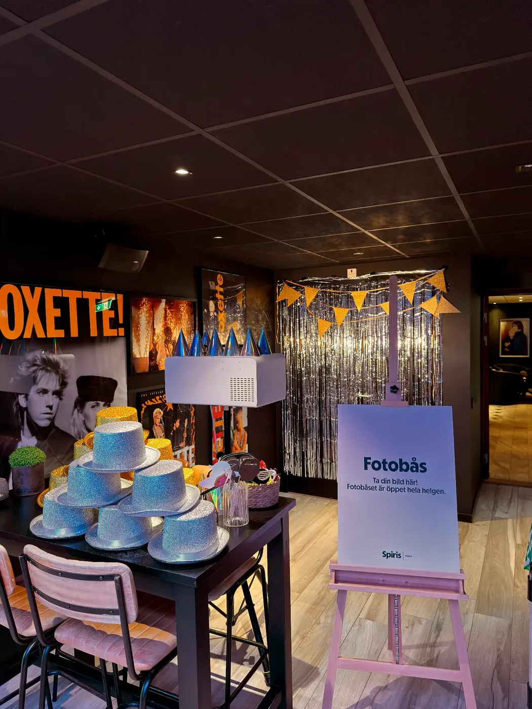 BlixtBoxen med festhattar, rekvisita och glittrande fotobakgrund